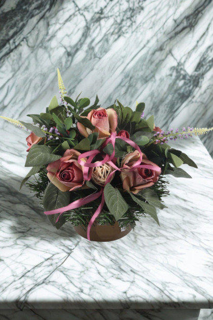 Aranžmán betón s ružičkami
