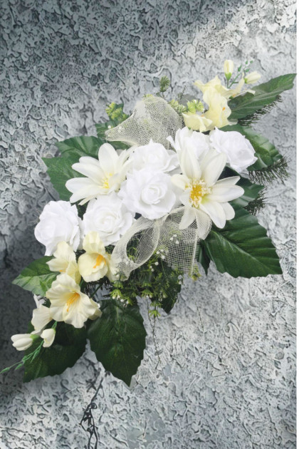 Aranžmán betón s dáliami, gladiolami a ružami