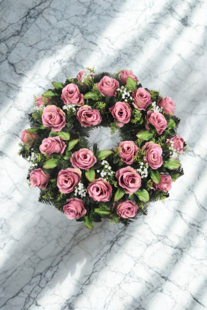 Veniec borovica grécky s kyticou ruží