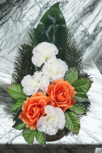 Aranžmán betón s karafiátmi a ružami