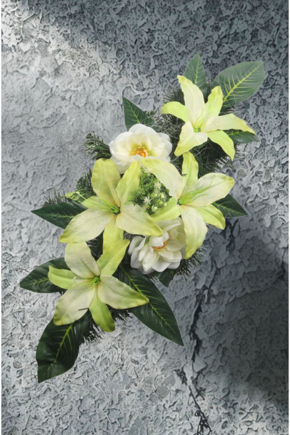 Aranžmán betón s veľkými ľaliami a doplnkami