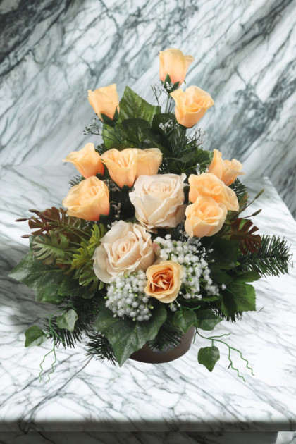 Aranžmán betón s trsom ruží + doplnky