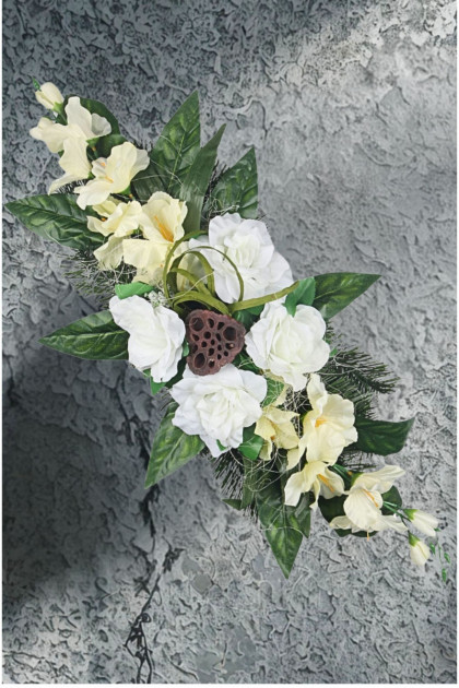 Aranžmán betón - ruže, gladioly a doplnky