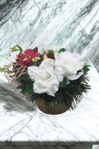 Aranžmán betón    ruže a farebná prízdoba