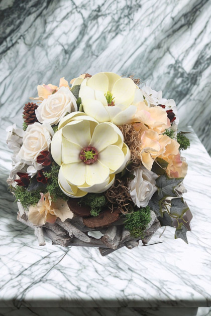 Aranžmán prútený veniec s magnóliami