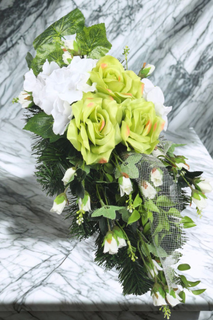 Aranžmán betón s mini ružičkami 