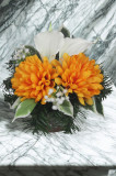 Aranžmán betón s chryzantémou a kálou